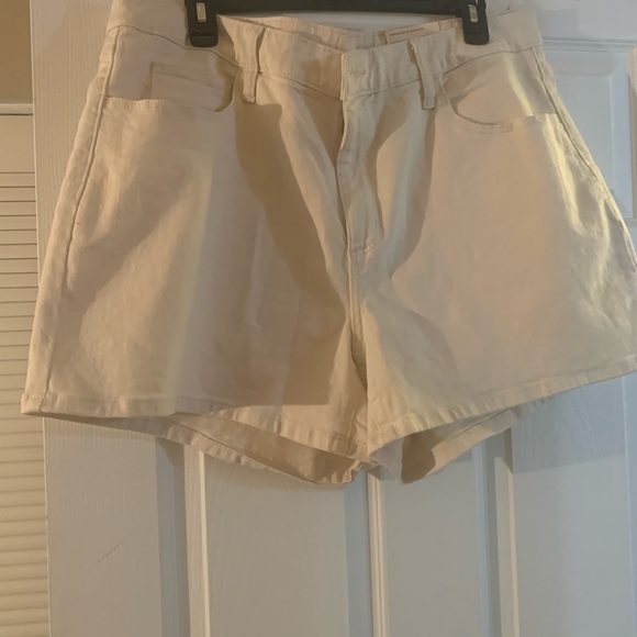 Universal Thread Beige Shorts, Size 18W NWT Never Worn. - Picture 4 of 5